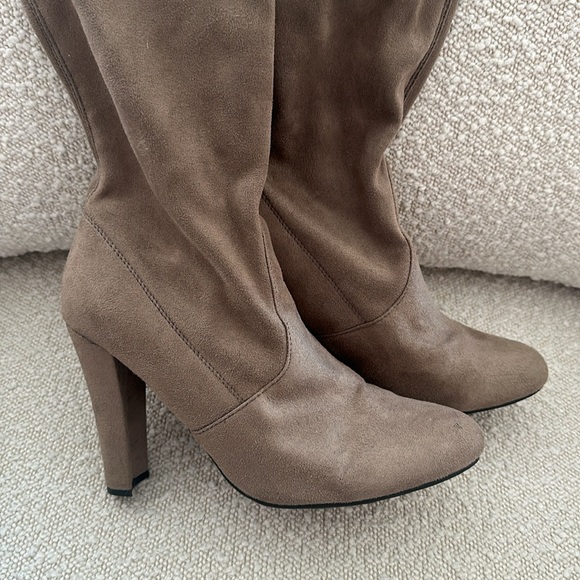 STEVE MADDEN OVER THE KNEE SUEDE TAUPE “GORGEOUS” BOOTS 8.5 - Picture 3 of 5